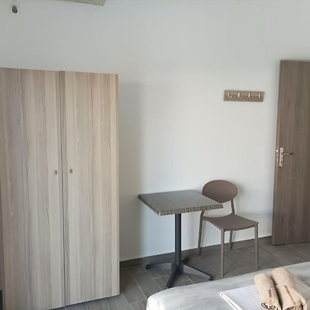 Kleanthis Blue Apartment เนอาวรัสนา ภายนอก รูปภาพ